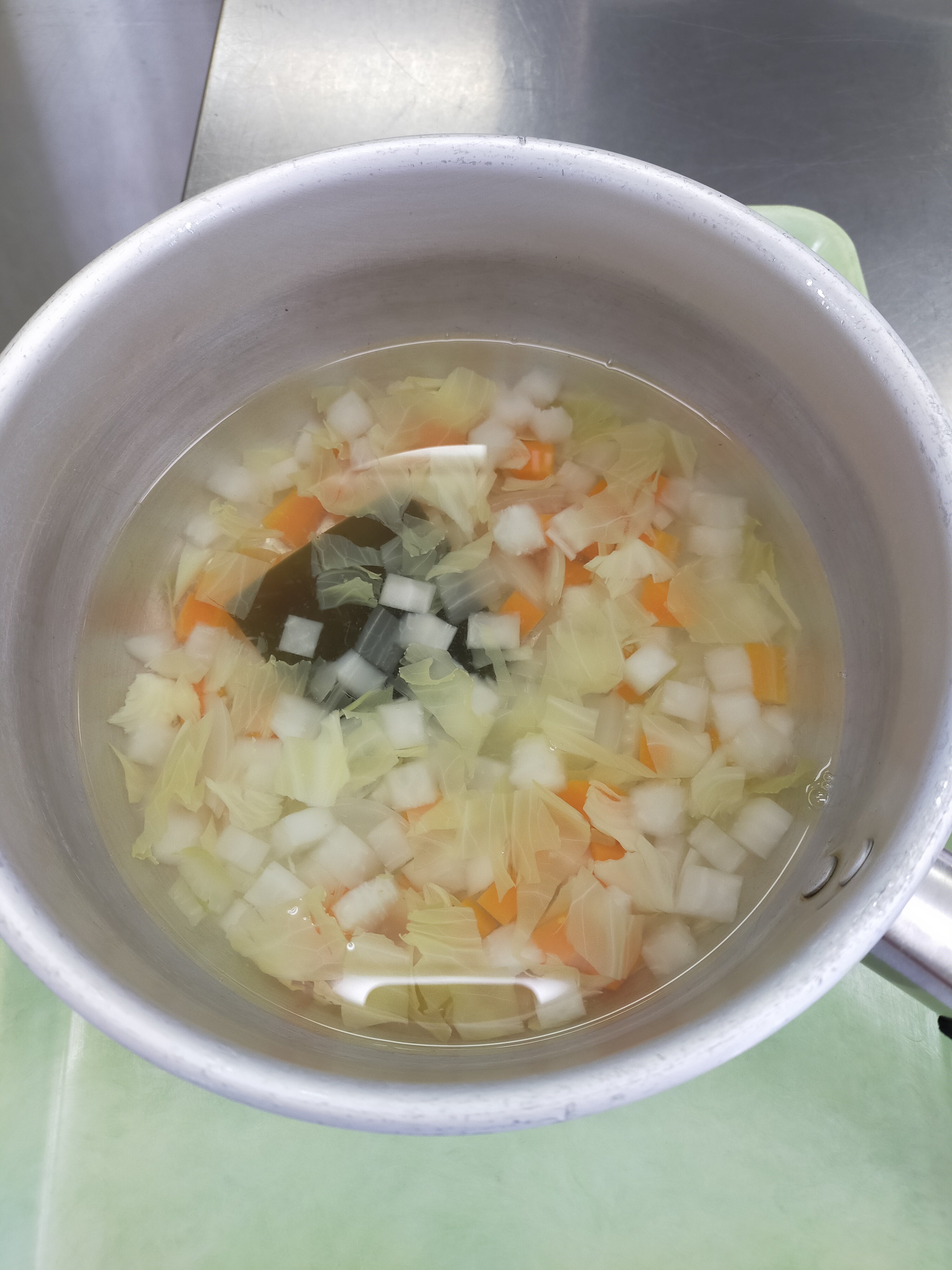 ☆★みんなで食べるとおいしいね★☆あったか根菜スープ